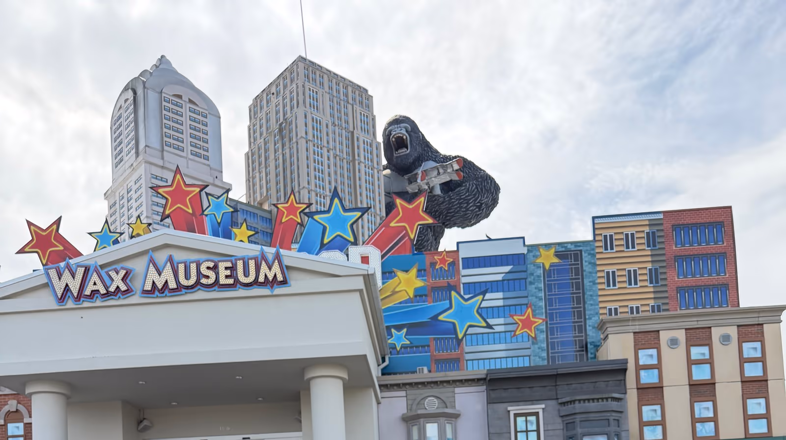 Hollywood Wax Museum facade in Pigeon Forge with the Mount Rushmore-style exterior